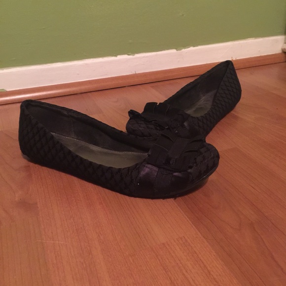 *USED* FREE Fergalicious by Fergie flats, size 8