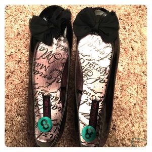 Patin leather black flats with adorable silk bow!