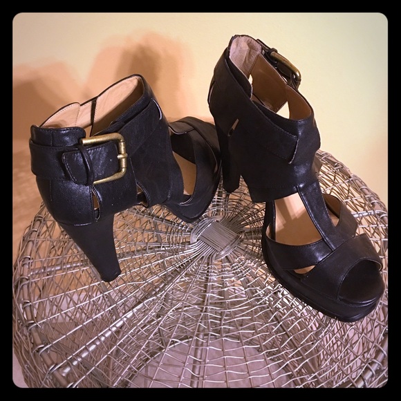 Miss Me - black platforms with peep toe