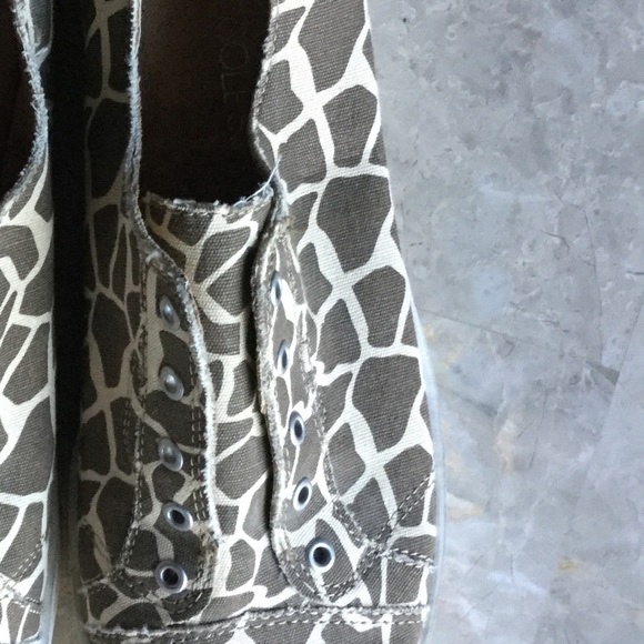 SOLD IN BUNDLE AEROSOLES 8.5  laceless giraffe - Picture 3 of 3