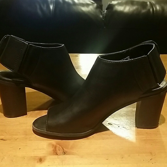 Size 7.5 black sandals