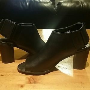 Size 7.5 black sandals