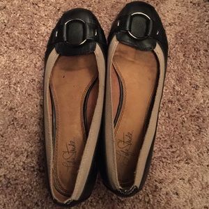 Brown and black flats with a circle accent.