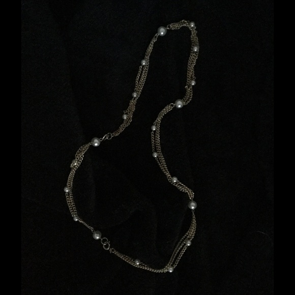 Vintage necklace with pearl insert between chain.