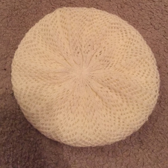 ⭐️ON SALE⭐️White/cream colored knitted beanie