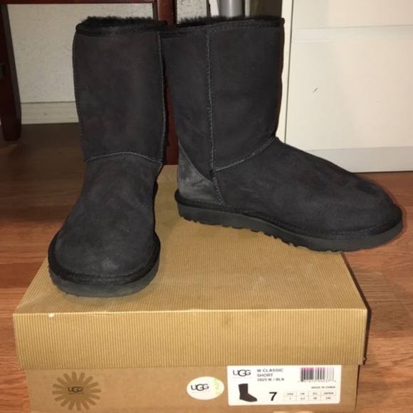 Black UGGS size 7 in women only worn twice.