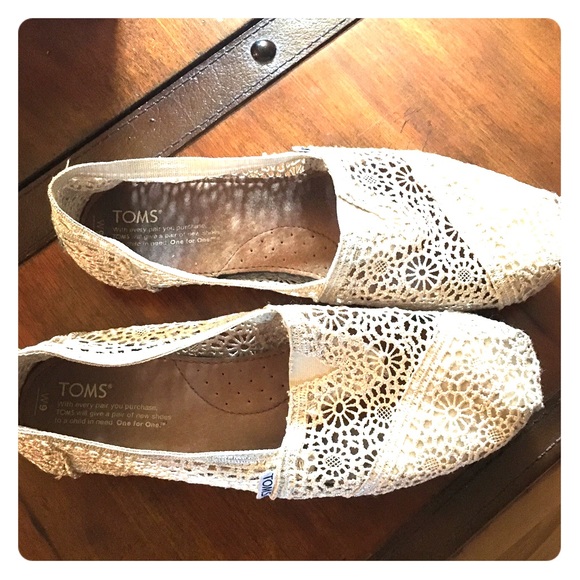 TOMS crochet Sz 9, EUC!