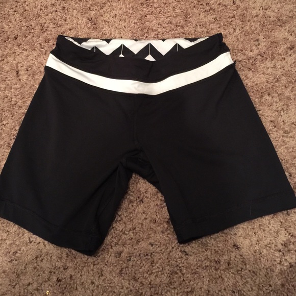 Black and white lululemon shortstop BNWOT. P