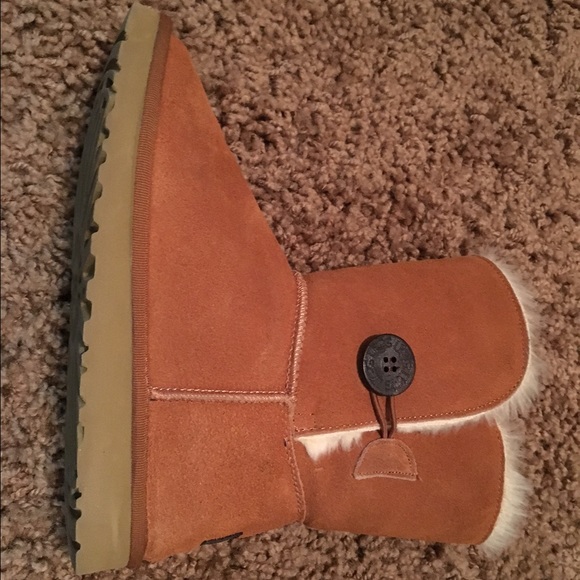 Cute tan Uggs!
