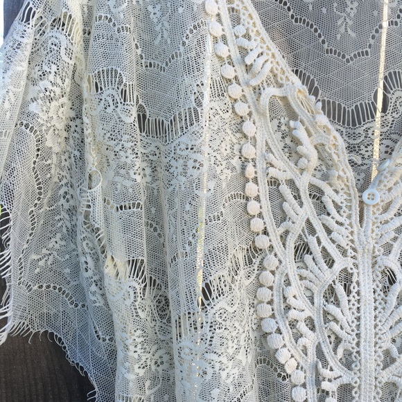 BUNDLED Ivory Floral Top - Picture 2 of 3