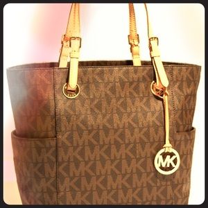 ISO MK TOTE!!!! 👀