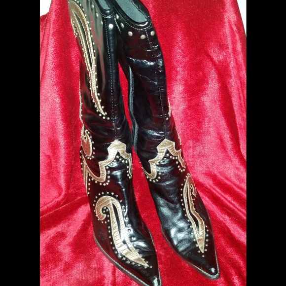 Dollhouse Western-styled embellished boot size 9