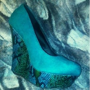 Teal Python Wedges NWOT