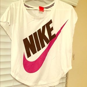 Nike T!