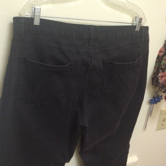 Black capri's - Picture 3 of 3