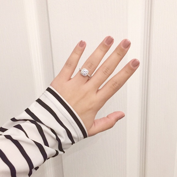 Swarovski halo engagement ring - Picture 2 of 3