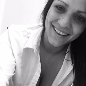 Meet your Posher, Larissa