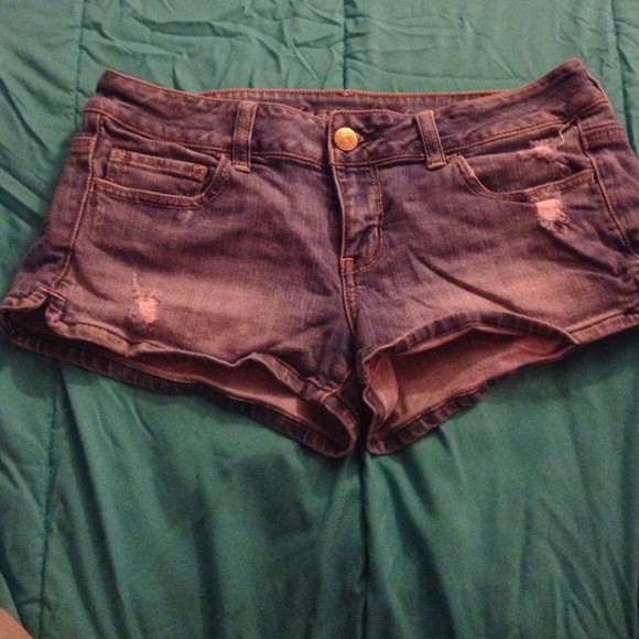 American Eagle distressed short shorts