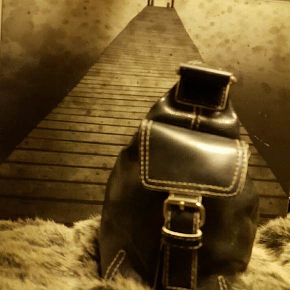 🎉SALE🎉Giannini sml quad pocket zip top satchel - Picture 3 of 4