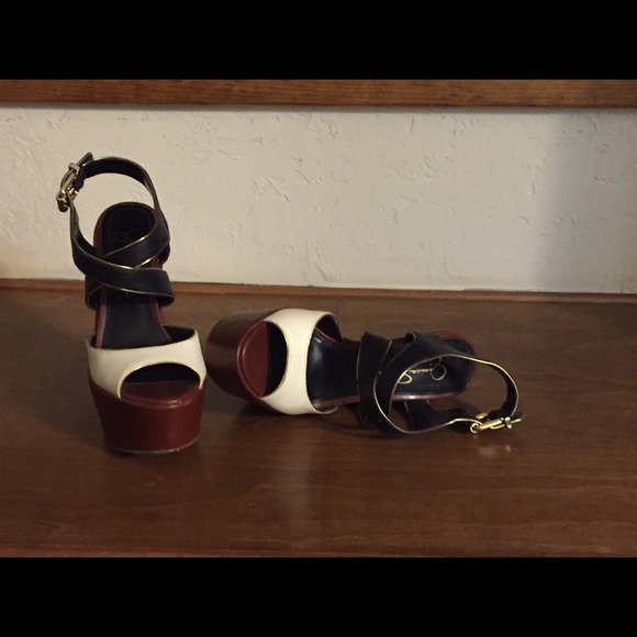 Like new. Jessica Simpson