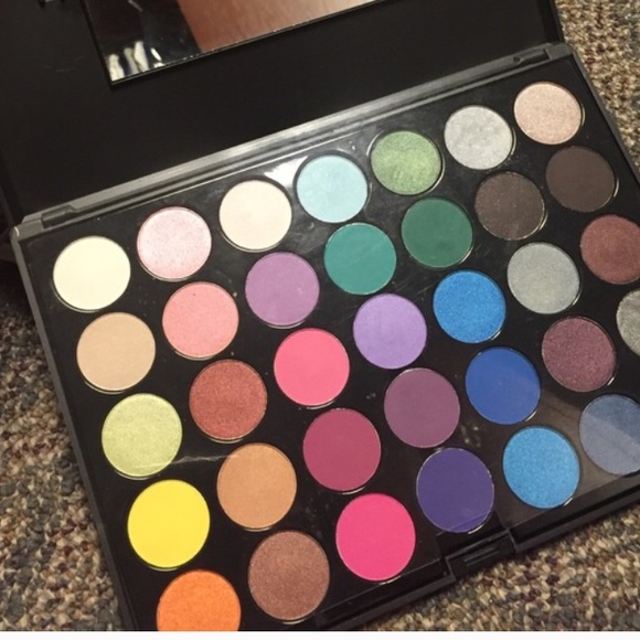 🚫SOLD🚫 35-Color Eyeshadow Palette