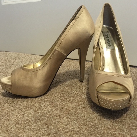 Steve Madden peep toed rhinestone pump