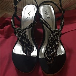 Wedges with a chain design