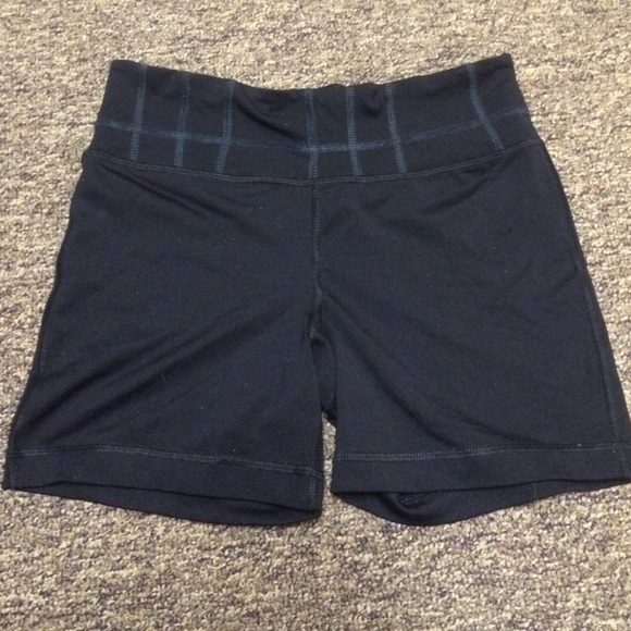 Mid thigh activewear shorts