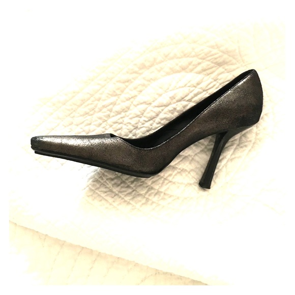 BCBG MaxAzaria metallic leather pumps. Used 1x