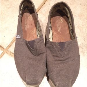 Toms size 6