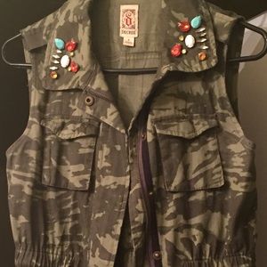 Camouflage jacket no sleeve