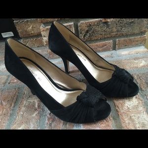 Antonia melani suede peep toe pump