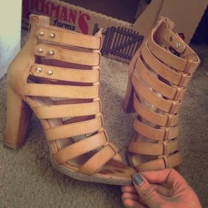 Windsor tan heels