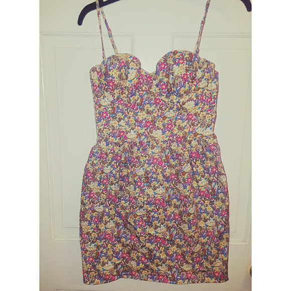 SUPER SEXY FLORAL DRESS W/ FITTED BODICE