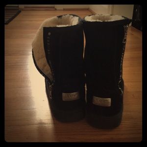 Black Ugg boots