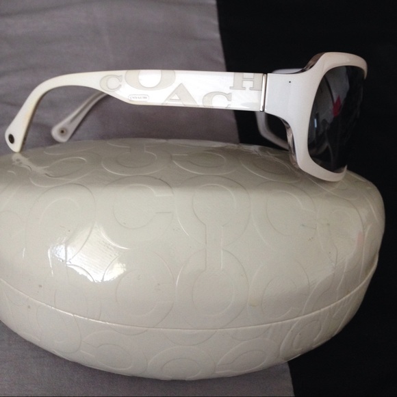LIKE NEW 100% AUTHENTIC ELEGANT COACH SUNGLASSES - Picture 2 of 4