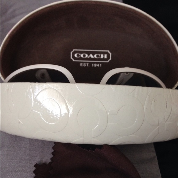 LIKE NEW 100% AUTHENTIC ELEGANT COACH SUNGLASSES - Picture 3 of 4