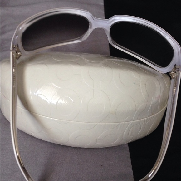 LIKE NEW 100% AUTHENTIC ELEGANT COACH SUNGLASSES - Picture 4 of 4