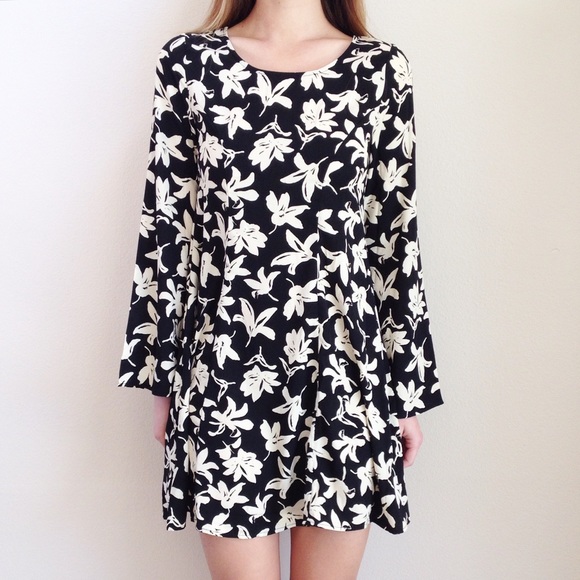 LAST ITEM floral longsleeve dress - Picture 2 of 3
