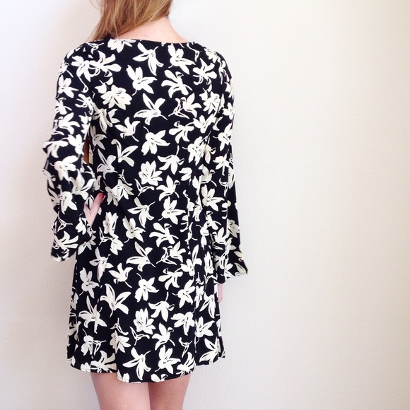 LAST ITEM floral longsleeve dress - Picture 3 of 3