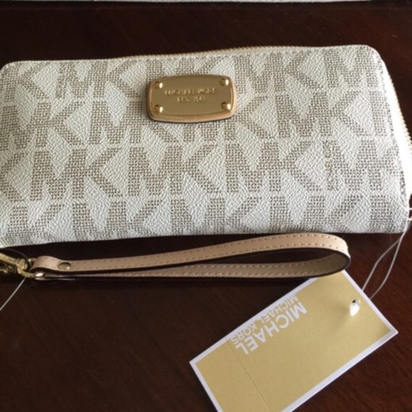 Michael Kors Handbags - Michael Kors Jet Set Vanilla Travel Continental