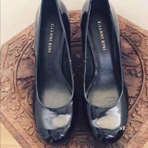 Gianni Bini navy patent leather pumps sz 7