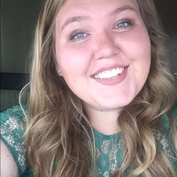 Meet your Posher, Caitlin - Picture 3 of 3