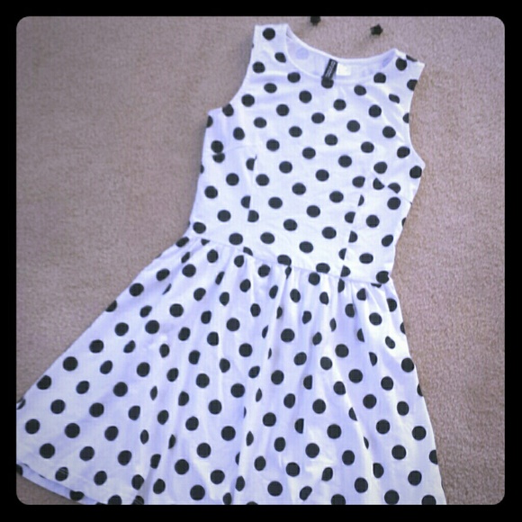 💟 H&M White Dress with Black Polka Dots