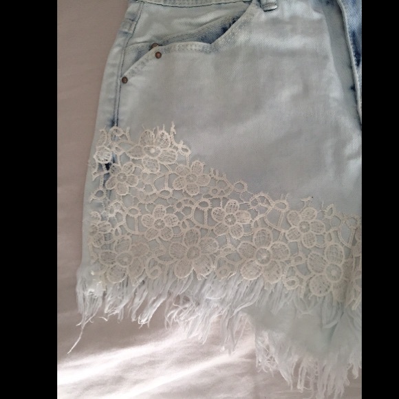 🏆HOST PICK🏆Bleached Ocean Lace Overlay Cutoffs - Picture 4 of 4