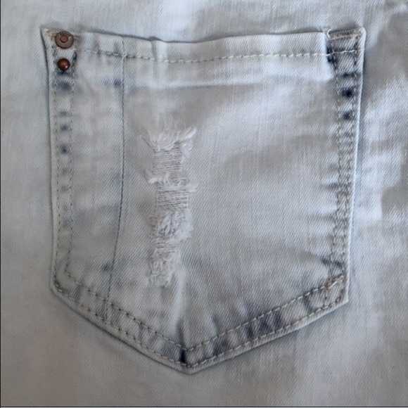 🏆HOST PICK🏆Bleached Ocean Lace Overlay Cutoffs - Picture 3 of 4