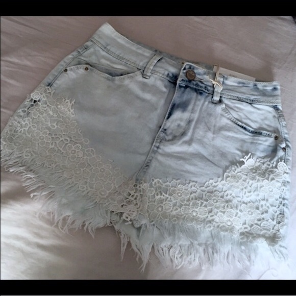 🏆HOST PICK🏆Bleached Ocean Lace Overlay Cutoffs - Picture 2 of 4