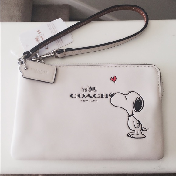 🚫🚫SOLD🚫🚫Limited edition coach snoopy wristlet