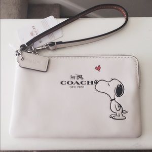 🚫🚫SOLD🚫🚫Limited edition coach snoopy wristlet
