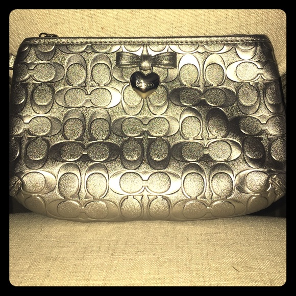 💋Coach!!! Silver metallic wristlet/clutch.